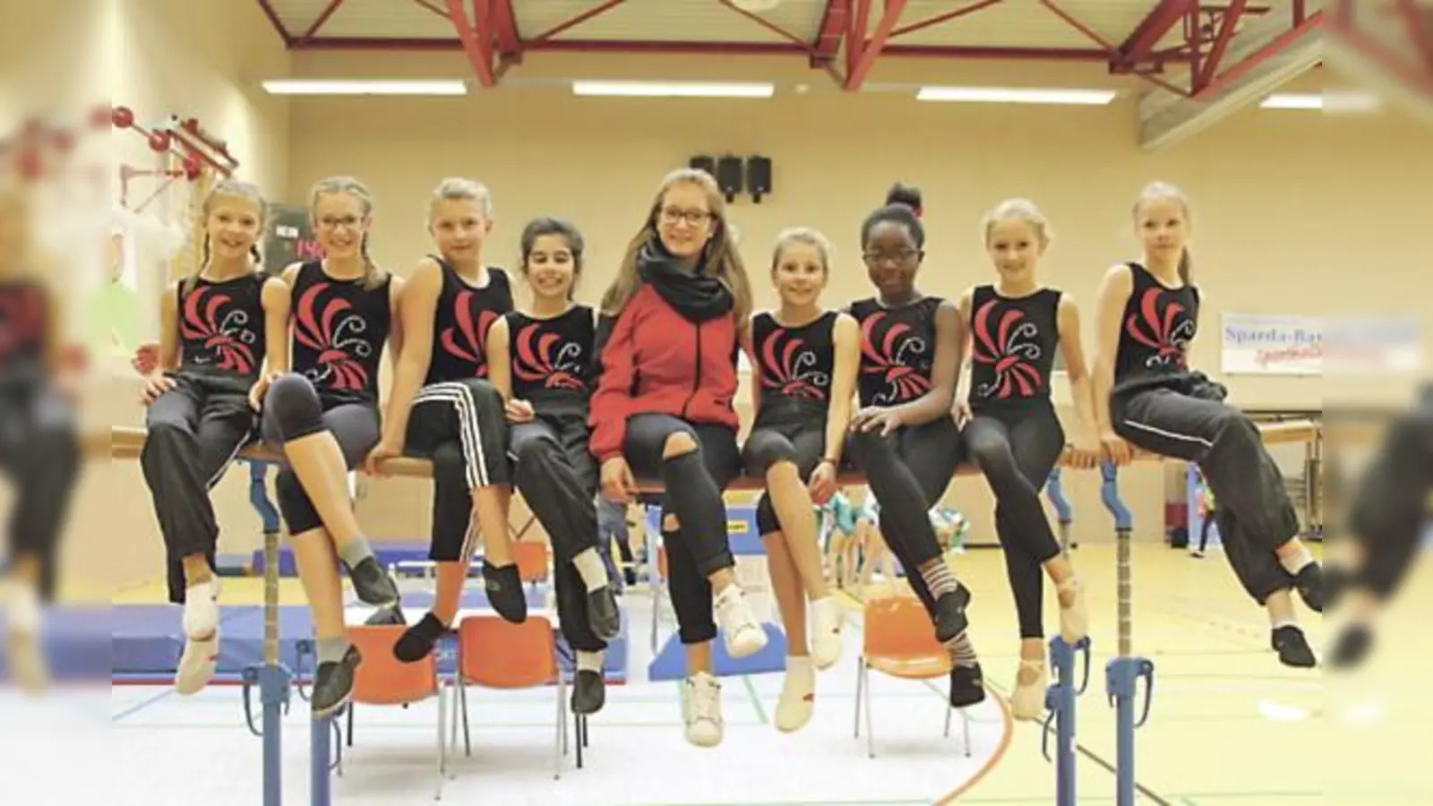 Turnten erfolreich (von links): Serafina Golik, Emilie Jocher, Anna Leibhard, Zilan Danis, Johanna Golik, Sophia Siegle, Zimuzo Nene Amajouyi, Gwen Leistner und Jessica Ahlers. 	 (Foto: TSV Schleißheim)