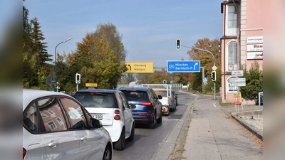 Autos im Stau in Percha, ein gewohntes Bild. Verkehrsplaner stufen die Kreuzung als &amp;quot;gerade noch leistungsfähig&amp;quot; ein. (Foto: Hauck)