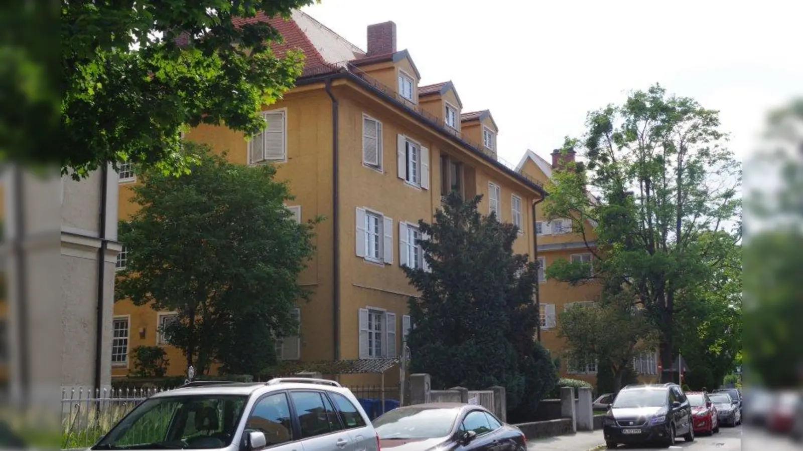 Die Perhamerstraße prägen vor allem Stadthäuser mit Vorgarten. Der Bezirksausschuss Laim kämpft darum, dass dieses Straßenbild in Zukunft erhalten bleibt. (Foto: kö)