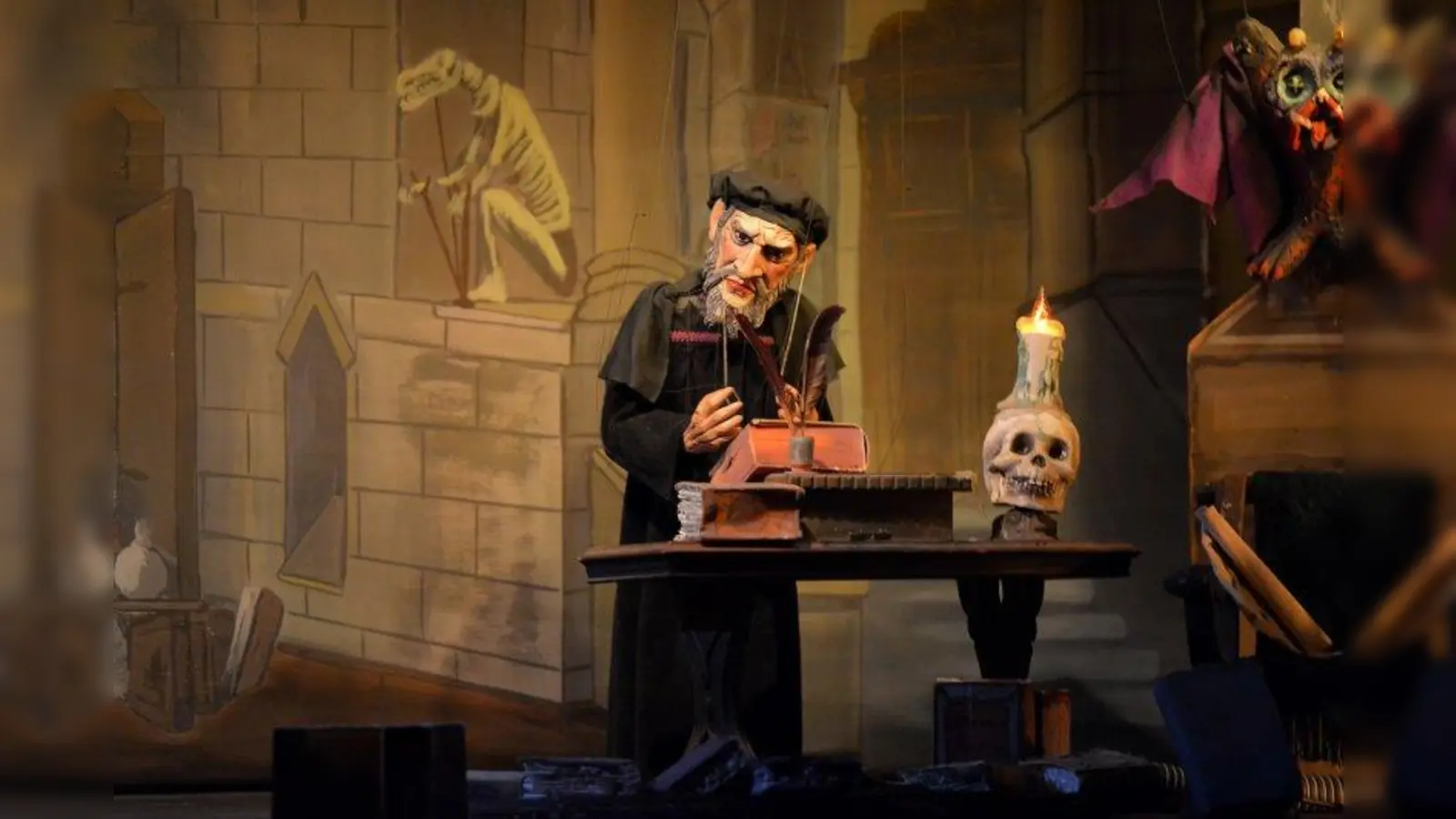 Die liebevoll detailgearbeiteten Figuren und die außergewöhnlich schönen Bühnenbilder <br>erzeugen eine ganz eigene Realität, so dass der Zuschauer vergisst, dass hier „nur” <br>Marionetten agieren (Ausschnitt aus Doktor Faust). (Foto: Marionettentheater Bille)