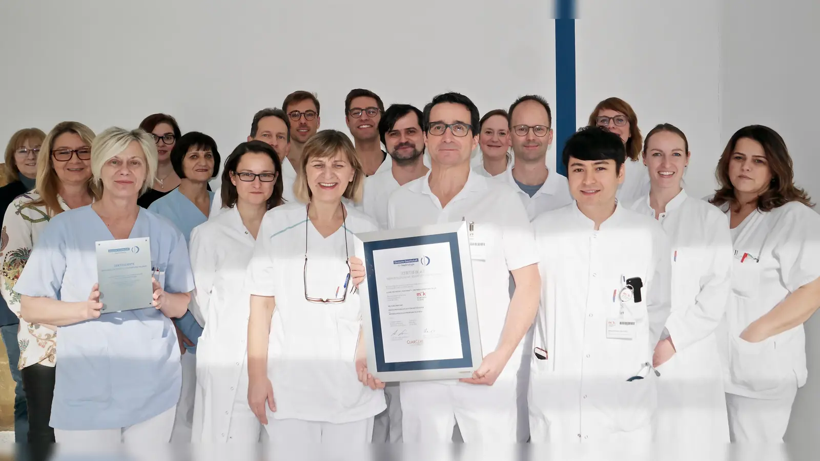 Das Team der Nephrologie in der München Klinik Harlaching freut sich gemeinsam über das Zertifikat. Rechts: Prof. Dr. Clemens Cohen, Chefarzt der Klinik für Nieren-, Hochdruck- und Rheumaerkrankungen. (Foto: München Klinik)