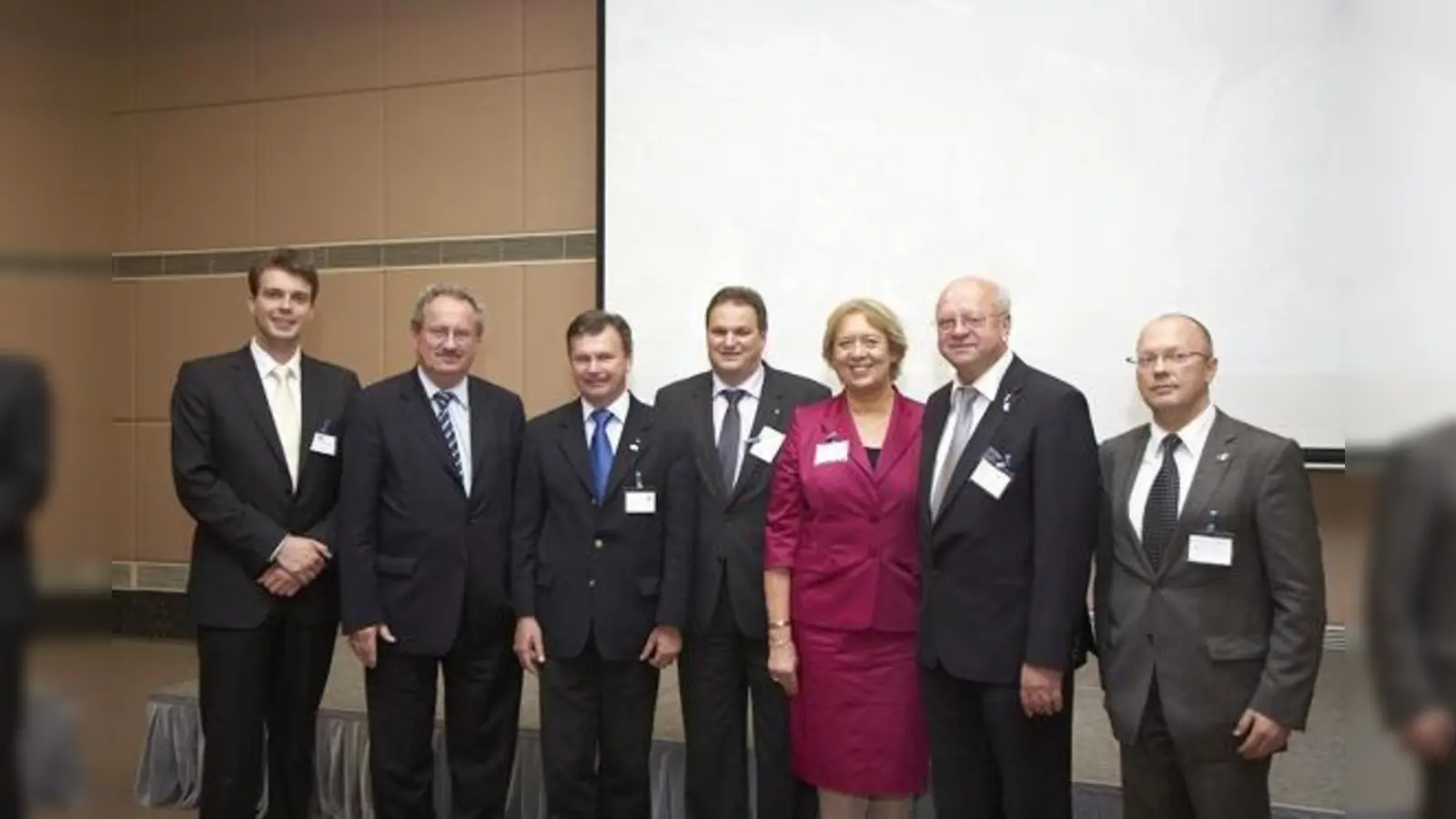 Bildunterschrift(en): Münchens Oberbürgermeister Christian Ude (2.v.li.) hob beim Wirtschaftsempfang in Shanghai die Vorzüge der Metropolregion München hervor. 	 (Foto: EMM)