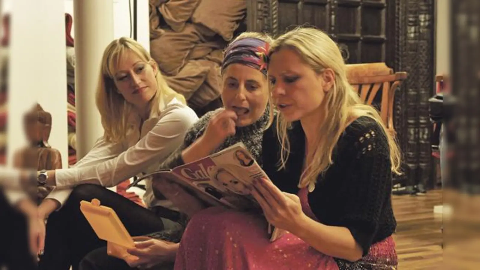 Vier Frauen auf dem Stuhl eines Therapeuten: Was passiert bei »Unbeschreiblich Weiblich«?	 (Foto: VA)