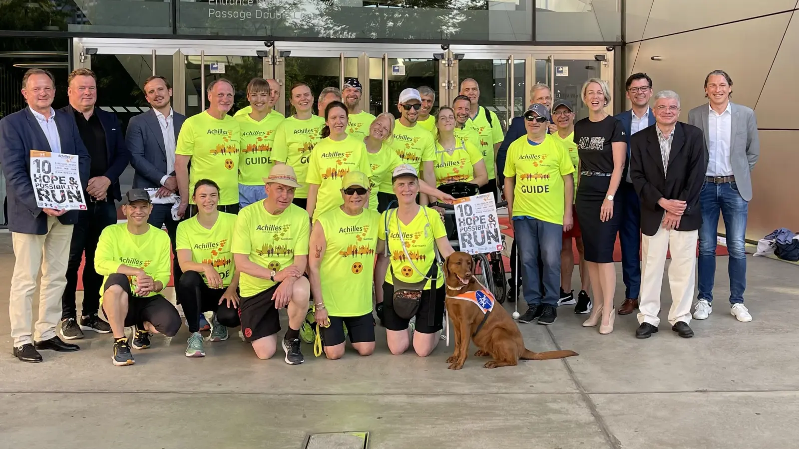 Der Vorsitzende des Achilles International Germany, Alexander Hentzschel (2. v. r.) hofft gemeinsam mit zahlreichen Läufern und Sponsoren auf viele Teilnehmer. (Foto: hw)