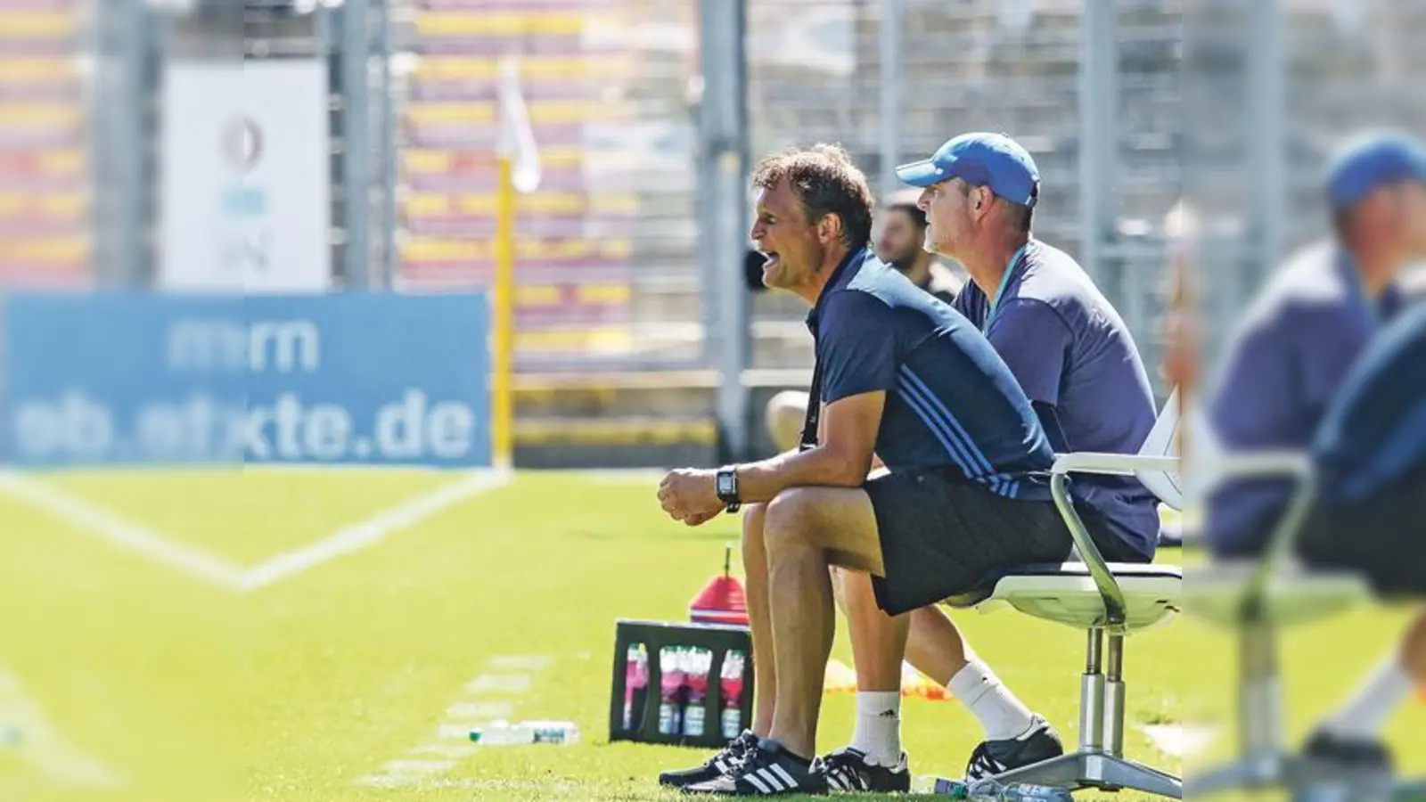 Zufrieden sein mit der Leistung seiner Mannschaft konnte Trainer Claus Schromm nicht.  Gegen die Buhrufe von der Tribüne nahm er die Spieler in Schutz.	 (Foto: Christian Riedel)