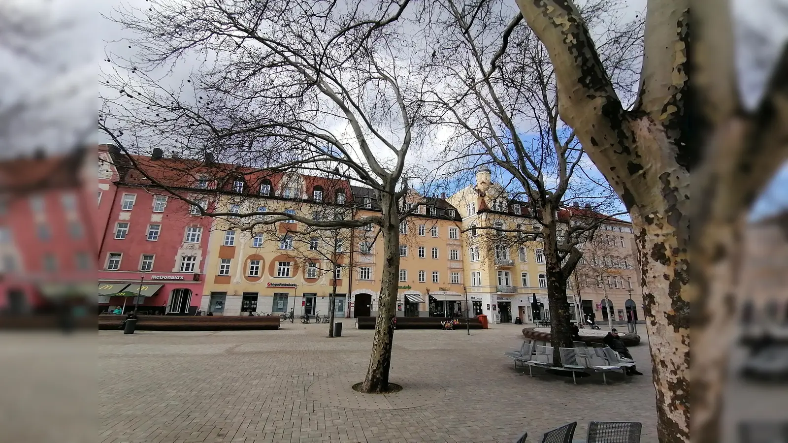 Der Harras: ein Platz mit wenig Schatten auf dem größten Teil seiner Fläche. (Foto: job)