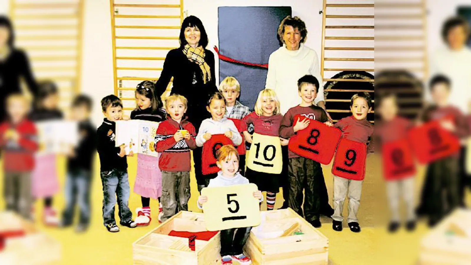 Sabine Moser, Vorsitzende des Schul- und Kindergartenvereins (links) und Hildegard Weber, Leiterin vom Kindergarten Christophorus (rechts), mit Kindern vom Kindergarten.	 (Foto: typeo)