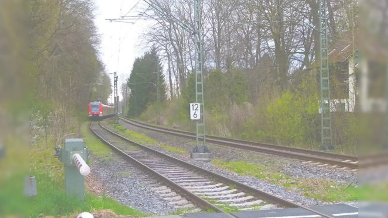 Die zweigleisige Zufahrt zum Erdinger Bahnhof wird auf Höhe Parkstraße zum eingleisigen Nadelöhr. Dies soll jetzt behoben werden  auf Kosten des Stadtparks. 	 (Foto: bb)