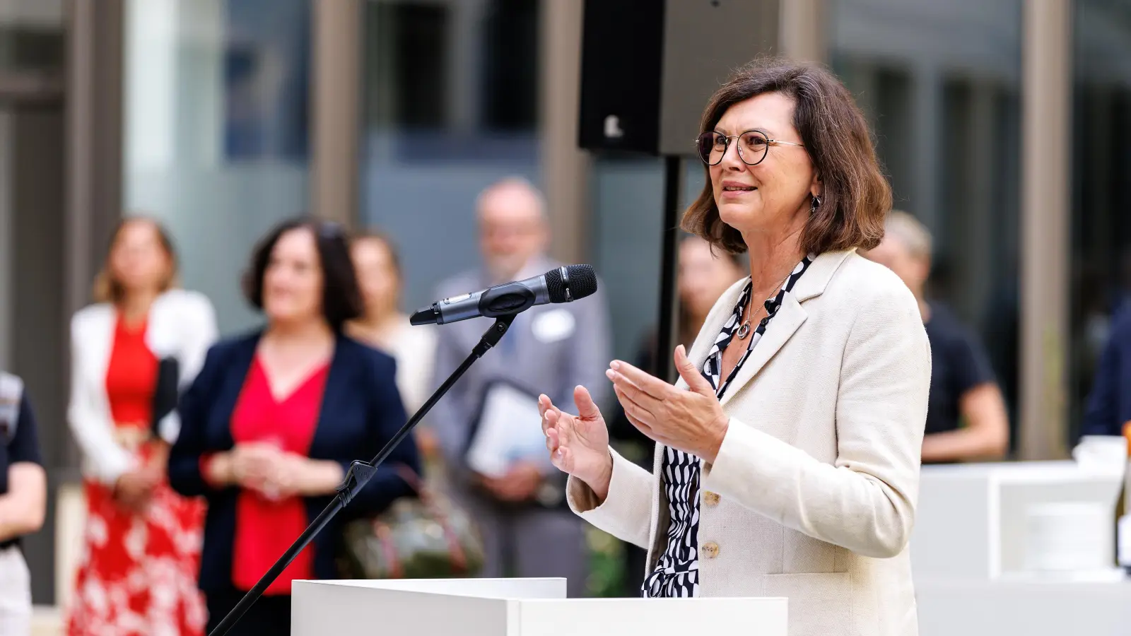 Ilse Aigner, Präsidentin des Bayerischen Landtags, hält ihre Rede zur Auszeichnung der Prannerstraße 8 als „Ort der Demokratie in Bayern“.  (F.: Matthias Balk/ Bildarch. Bay. Landt.)