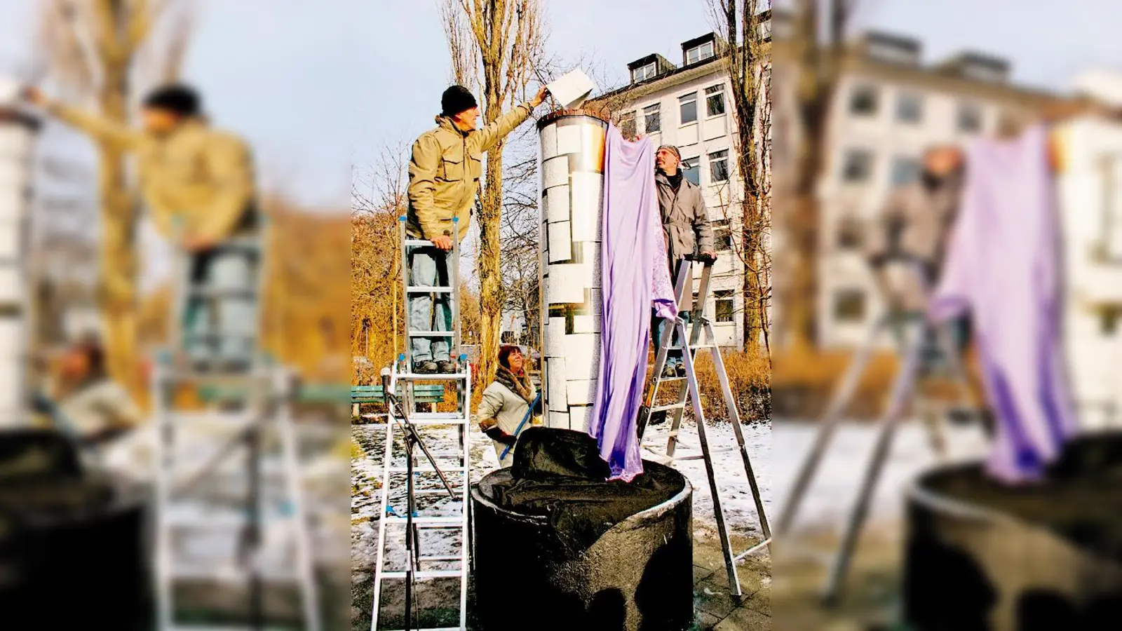 Gerd Mario Grill (li.) enthüllt sein Kunstwerk.  (Foto: Hettich)
