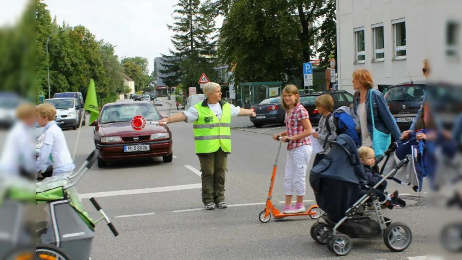 Renate Schreppel steht seit fünf Jahren als Schulweghelfer in der Mittagszeit an der Planegger Musikschule. (Foto: US)