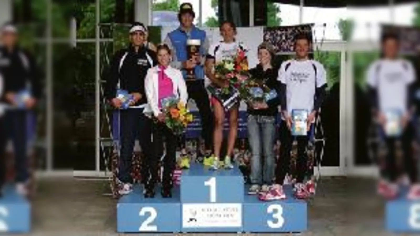 Durchnässt, aber glücklich waren am Ende alle Teilnehmer des Stadt-Triathlons im Olympiapark  nicht nur die auf dem Podest.  (Foto: MRRC)