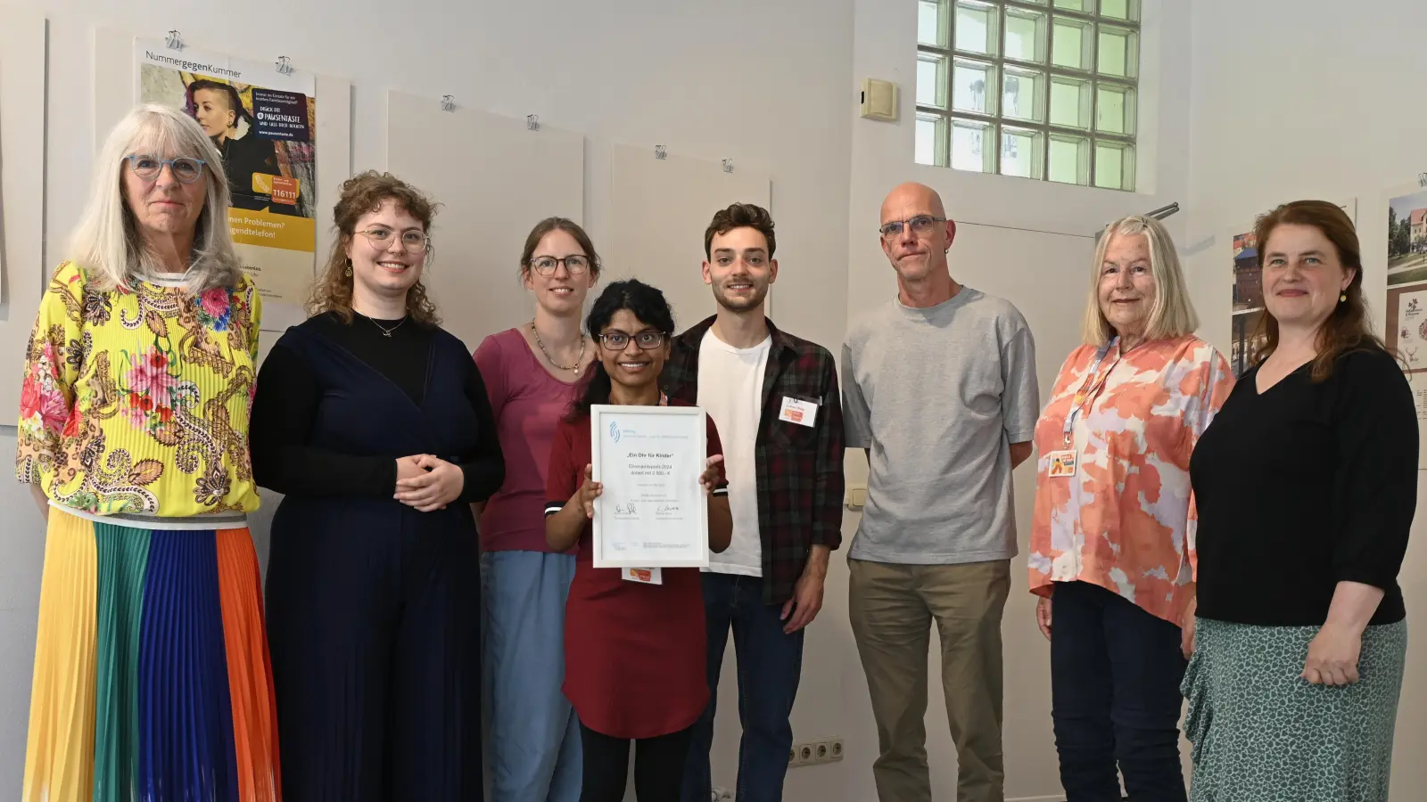 Die Preisträgerinnen und Preisträger freuen sich mit der Laudatorin der Stiftung (von links): Uli Scheele, Isabella Bilan, Clarissa Schöller, Elisabeth Zenger, Lukas Ohlig, Jürgen Wolf, Karin Heese, Birte Freudenberg. (Foto: Hans-Jürgen Scheele)