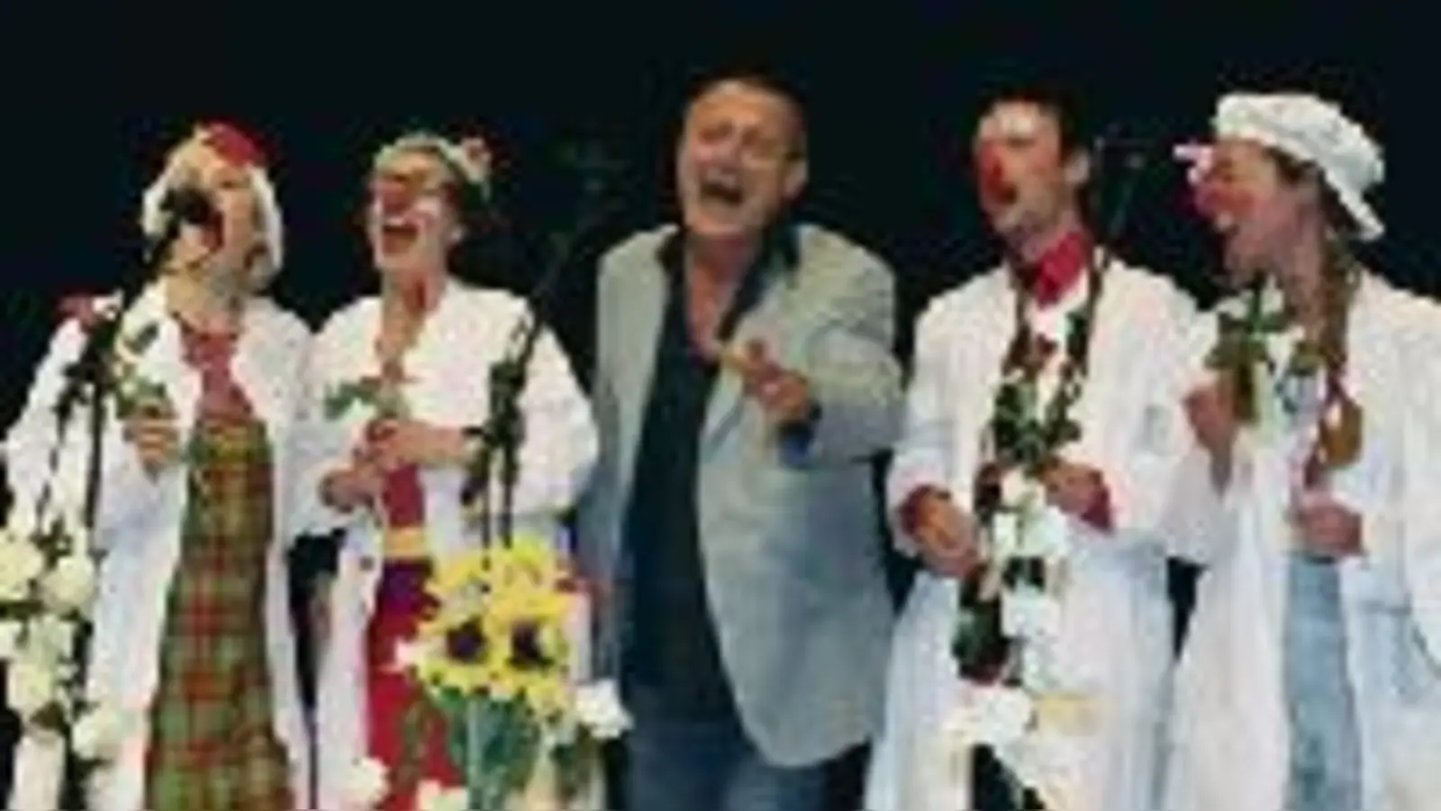 Die singenden KlinikClowns mit ihrem Paten Konstantin Wecker.	 (Foto: Volker Derlath)