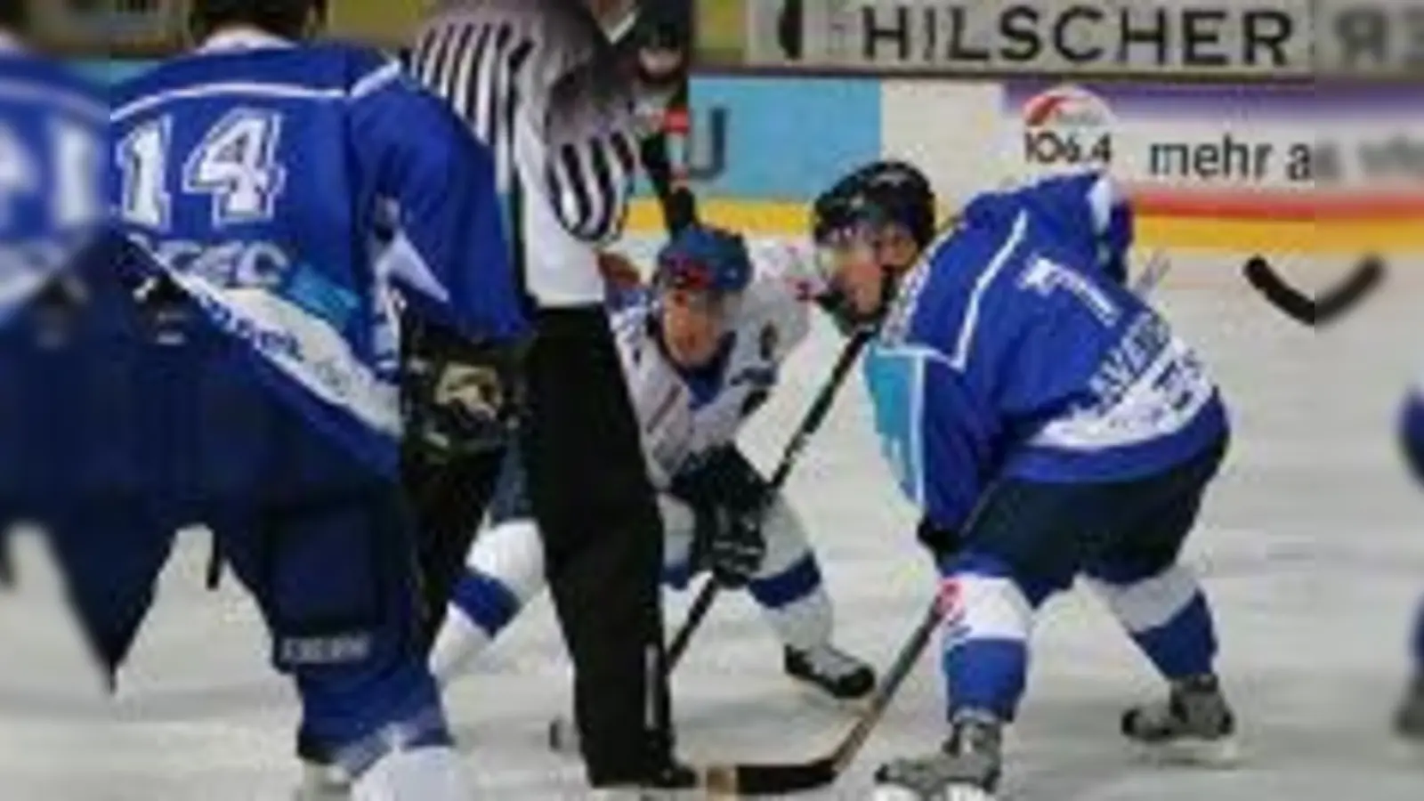 EHC-Stürmer Ron Newhook versucht einen Bully für seine Mannschaft zu gewinnen.  (Foto: mh)