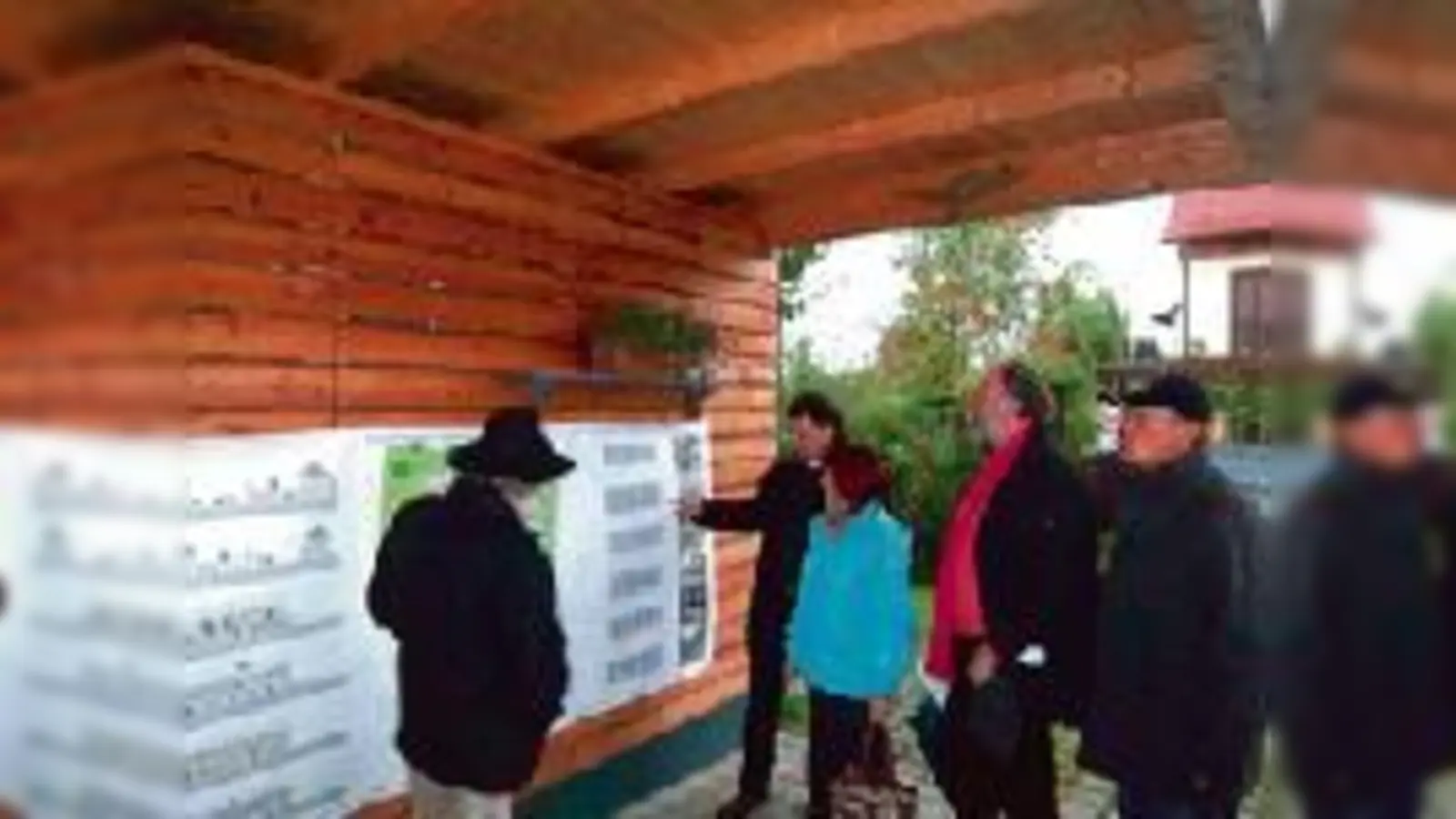 Hanno Kapfenberger (2. vom links) erläutert interessierten Vertretern der Stadt Einzelheiten des ökologischen Bauens.	 (Foto: VA)