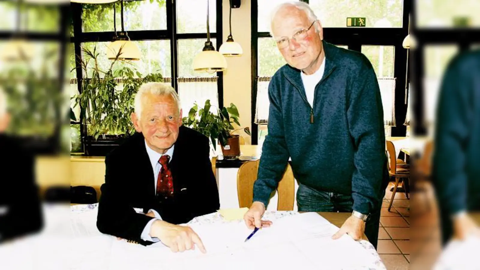 Peter Benthues (links) und Dr. Benno Reuter haben in den vergangenen 20 Jahren viele mögliche Baupläne studiert. 	 (Foto: sl)