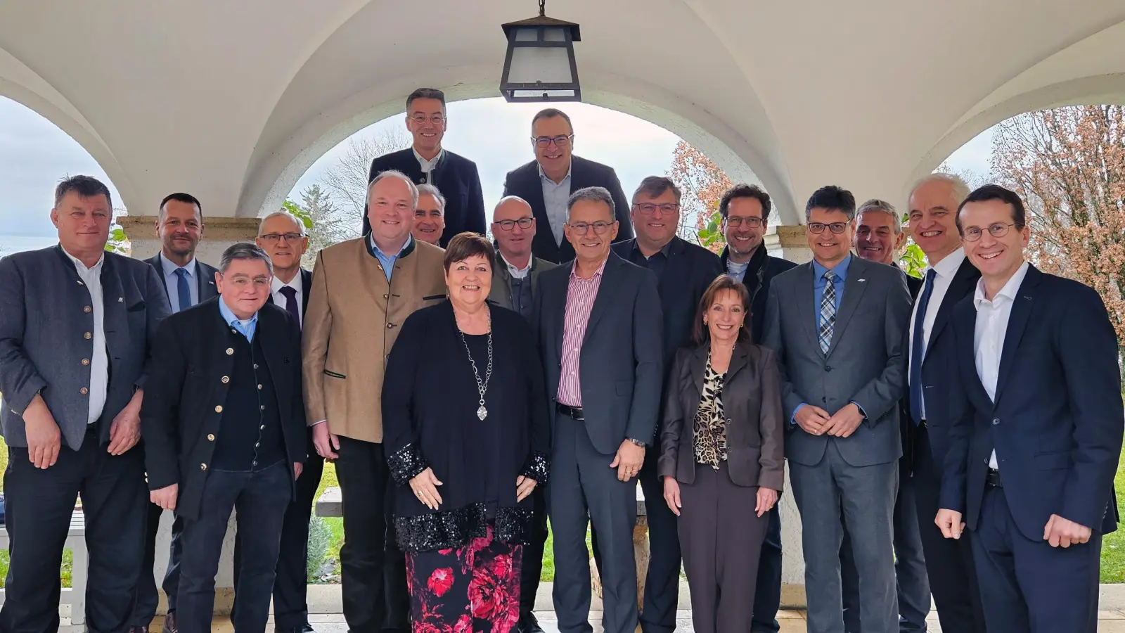 Die Teilnehmer der Bezirksversammlung der oberbayerischen Landräte auf Schloss Höhenried in Bernried. (Foto: Landratsamt)