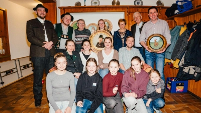 Die glücklichen Gewinnerinnen und Gewinner (stehend v. l.): stellv. Schützenmeister Max Brummer, Schützenmeister Michael Bauer, Jens Ammerschubert, Anna Piller, Hildegard Rott, Franz Xaver Rott, Christian Stickl sowie (sitzend) Julia Olejnik, Isabelle Pinsberger, Johanna Brummer, Maximilian Birzle und (kniend) Valentina Fiorenza, Harriet Olejnik, Annabelle Bartl, Katharina Stickl und Elisa Sirch. (Foto: SSV Marnbach-Deutenhausen/Christian Weinzierl)