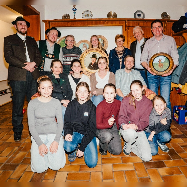 Die glücklichen Gewinnerinnen und Gewinner (stehend v. l.): stellv. Schützenmeister Max Brummer, Schützenmeister Michael Bauer, Jens Ammerschubert, Anna Piller, Hildegard Rott, Franz Xaver Rott, Christian Stickl sowie (sitzend) Julia Olejnik, Isabelle Pinsberger, Johanna Brummer, Maximilian Birzle und (kniend) Valentina Fiorenza, Harriet Olejnik, Annabelle Bartl, Katharina Stickl und Elisa Sirch. (Foto: SSV Marnbach-Deutenhausen/Christian Weinzierl)