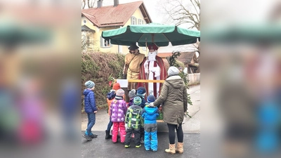 Auf einem festlich geschmückten Oldtimer-Bulldog fuhr der Nikolaus zu den Kindern in Oderding, Etting und Polling. (Foto: Georg Denk)