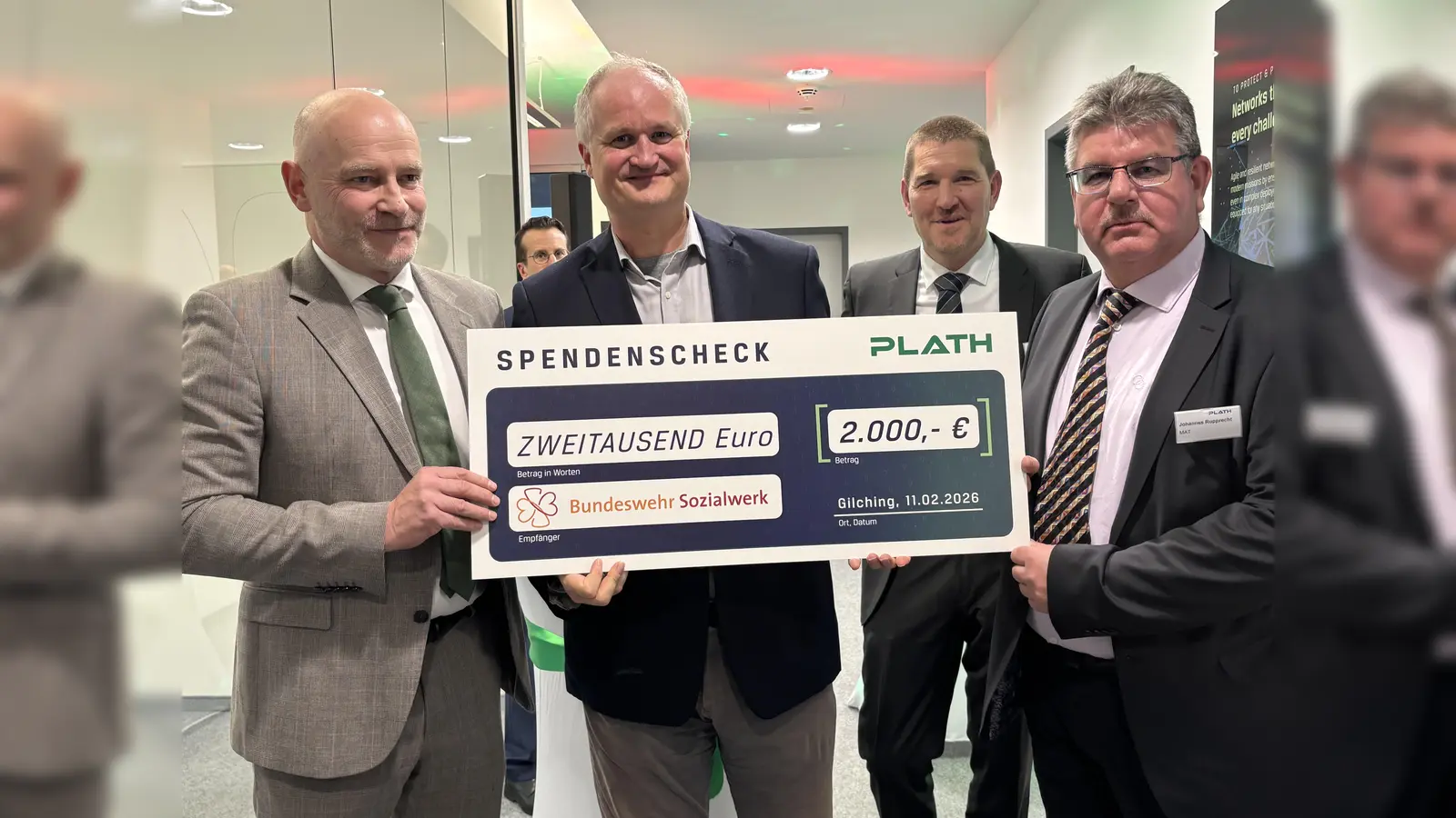 Anlässlich der Eröffnung der Niederlassung in Gilching spendete die Plath Solutions GmbH 2.000 Euro an das Bundeswehr- Sozialwerk.  (Foto: Plath GmbH)