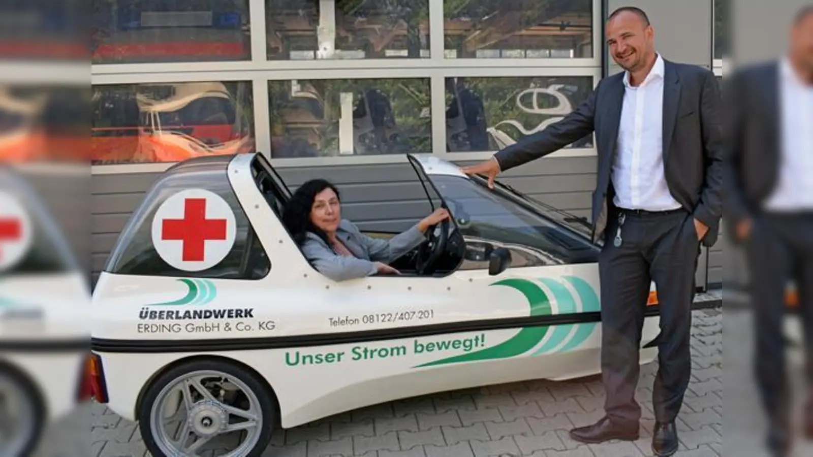 Gisela van der Heijden sitzt im Beisein von Christopher Ruthner in dem E-Mobil zur Probe.	 (Foto: Danuta Pfanzelt)