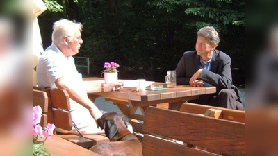 Milliarden nach Berlin, Unsummen für die Euro-Rettung: Den Unmut von Rolf Böhm (li.) kann Prof. Dr. Michael Piazolo (re.) durchaus nachvollziehen. (Foto: AH)