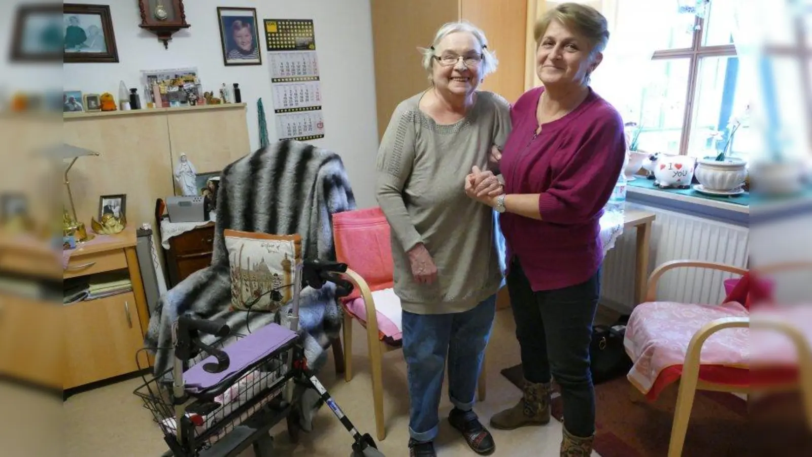 Zwei, die sich mögen: Zuhra Iljkic (rechts), stellvertretende Pflegedienstleitung und Stationsleitung, und Brunhilde Muswieck, Bewohnerin des Leonhard-Henninger-Hauses. (Foto: ds)