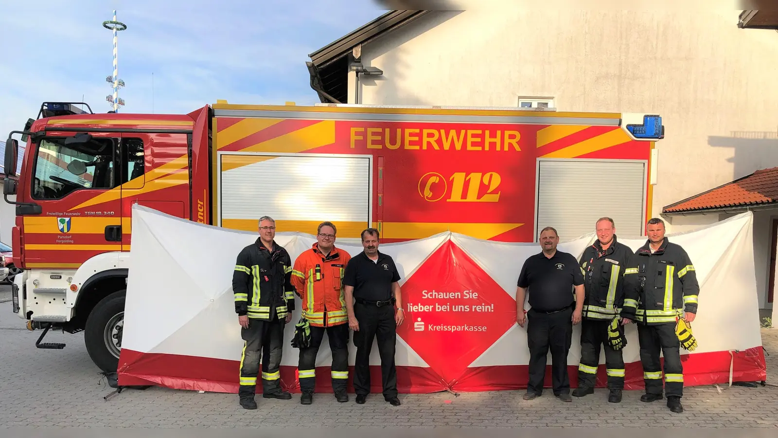 Freuen sich über die Sichtschutzwände (v.l.): Markus Schulz (FW Vaterstetten), Tobias Bönte (FW Anzing), Kreisbrandrat Andreas Heiß, Kreisbrandmeister Albert Wirth, Leonhard Spitzauer (FW Parsdorf-Hergolding) und Thomas Hoppe (FW Forstinning). (Foto: Kreisbrandinspektion Ebersberg)