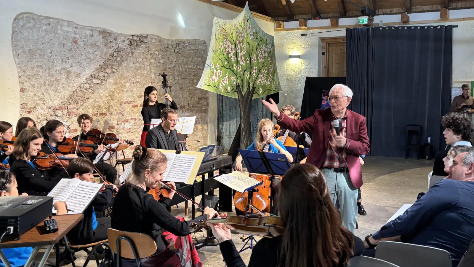 Moderator, Dirigent und Musiker Heinrich Klug feierte in der Remise seinen 90. Geburtstag. (Foto: Ulrike Seiffert)