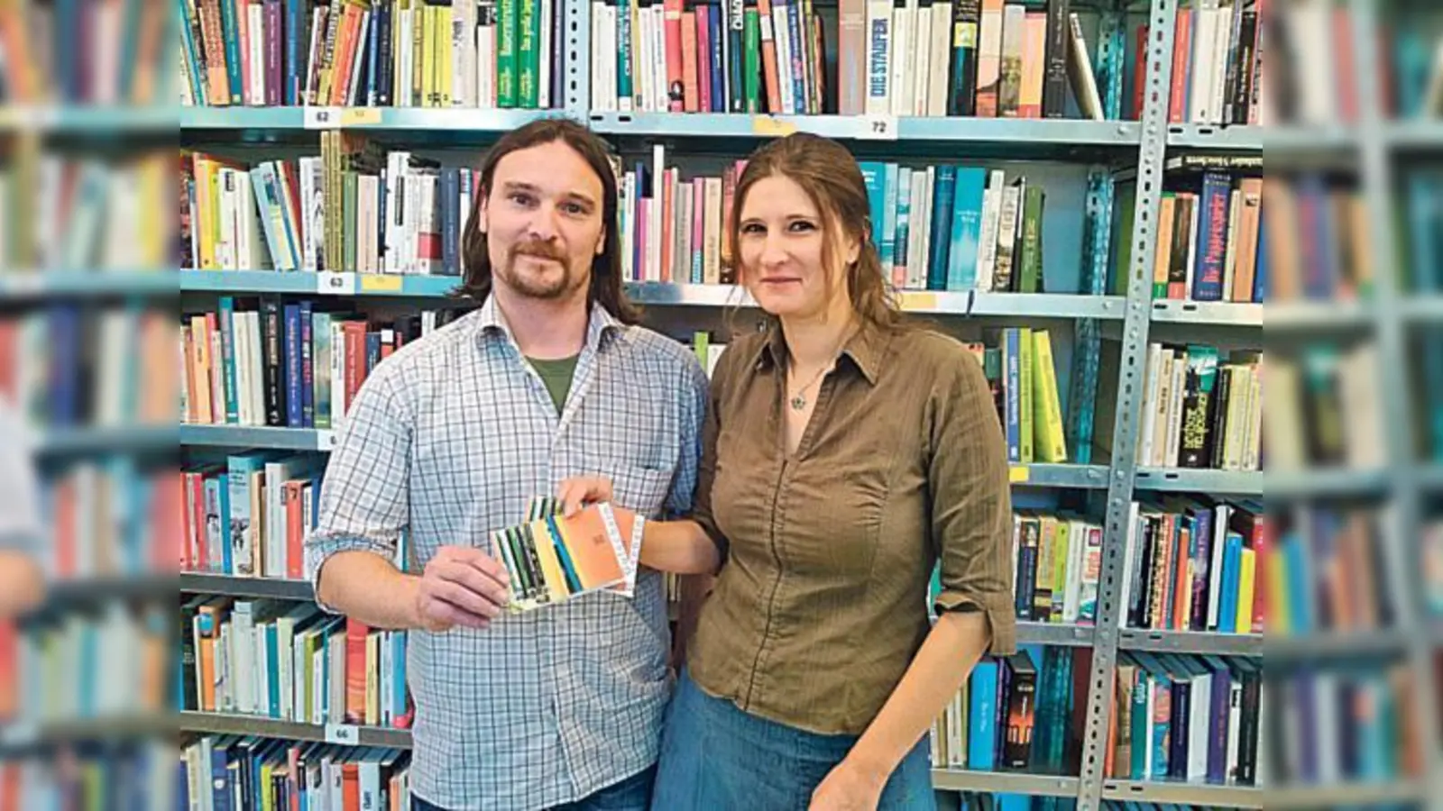 Thomas Fischer vom Münchner Förderzentrum überreicht Susanne Golla vom Lernziel im ETC e. V. Büchergutscheine.  (Foto: VA)