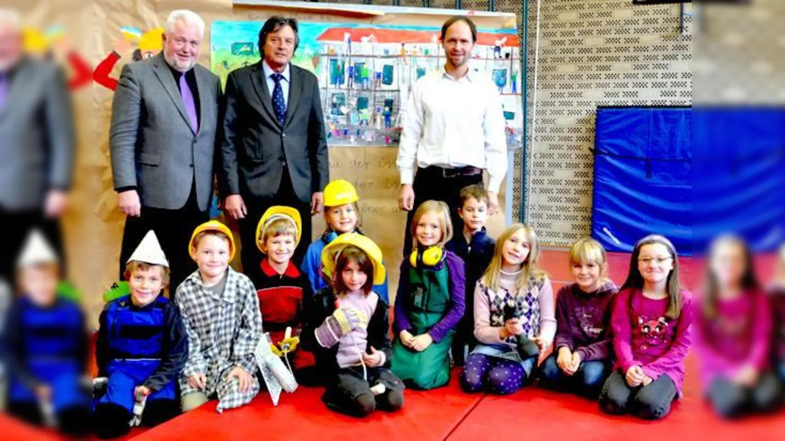 Bürgermeister Martin Esterl, Schulleiter Karl-Alexander Groitl und Architekt Martin Wäsler (v. l.) freuen sich, dass ein Teil der Sanierung fertig ist. 	 (Foto: sf)