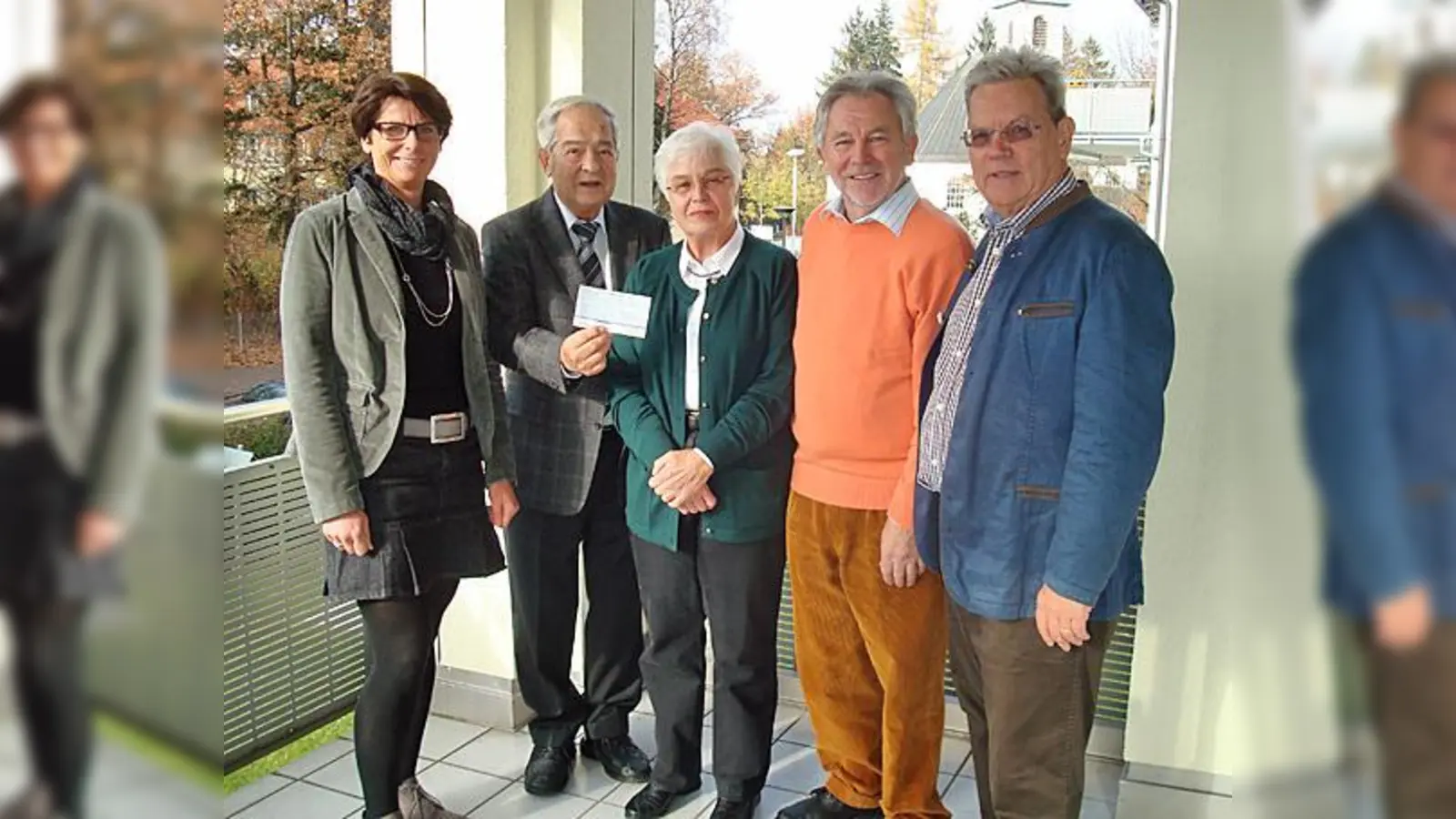 Bei der Spendenübergabe (v.l.): Barbara Mallmann (Hospizkreis), Dr. Willy Lappe (Lions), Dr. Barbara Senger (Hospizkreis), Klaus Lössl (Lions) und Norbert Büker (Hospizkreis).	 (Foto: privat)