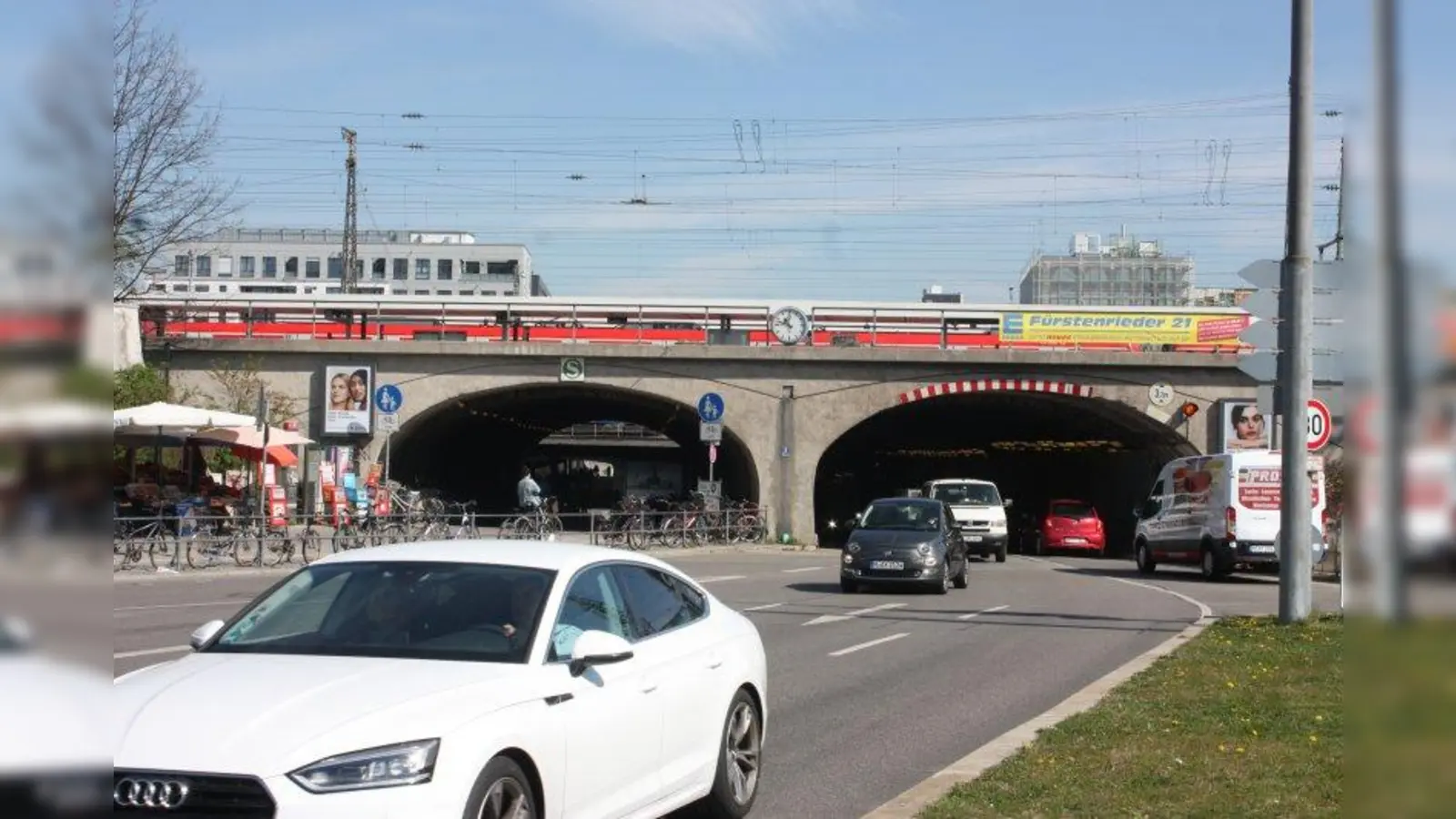 Der Teil der Unterführung, den die Kraftfahrzeuge benutzen, wird gesperrt. Die Fußgänger-Röhre bleibt geöffnet. Der S-Bahnhof Laim ist erreichbar. (Foto: Archiv/ WSP)