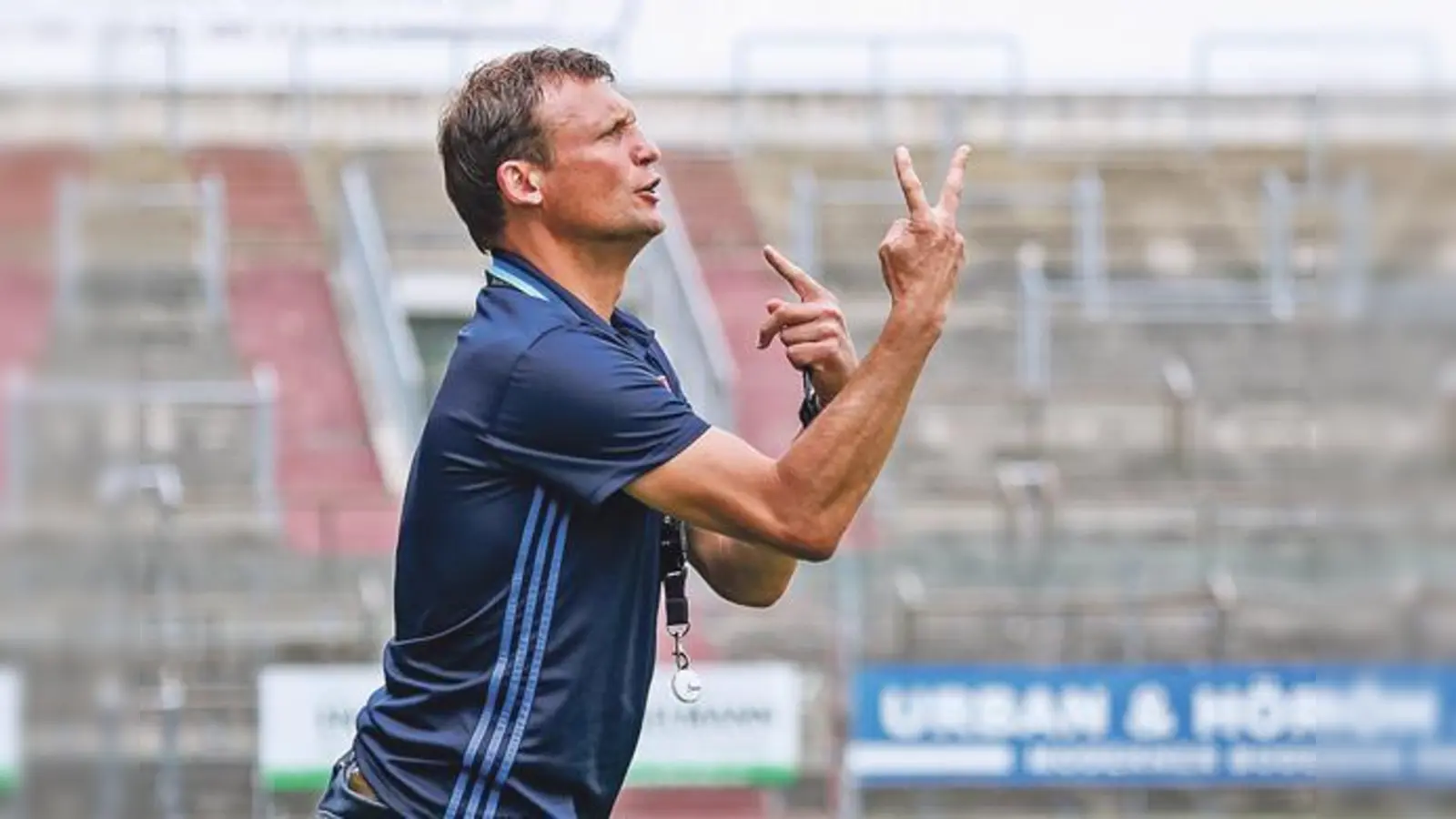 In der Liga hat SpVgg-Trainer Claus Schromm bisher eine gute Taktik gefunden. Ob das auch gegen den Bundesligisten Mainz 05 hilft?	 (Foto: Christian Riedel)