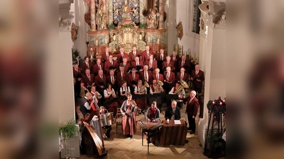 Der Männergesangverein Unterföhring möchte den Glanz und die Freude der vorweihnachtlichen Zeit in die Herzen der Besucher tragen. (Foto: VA/Franz Solfrank)