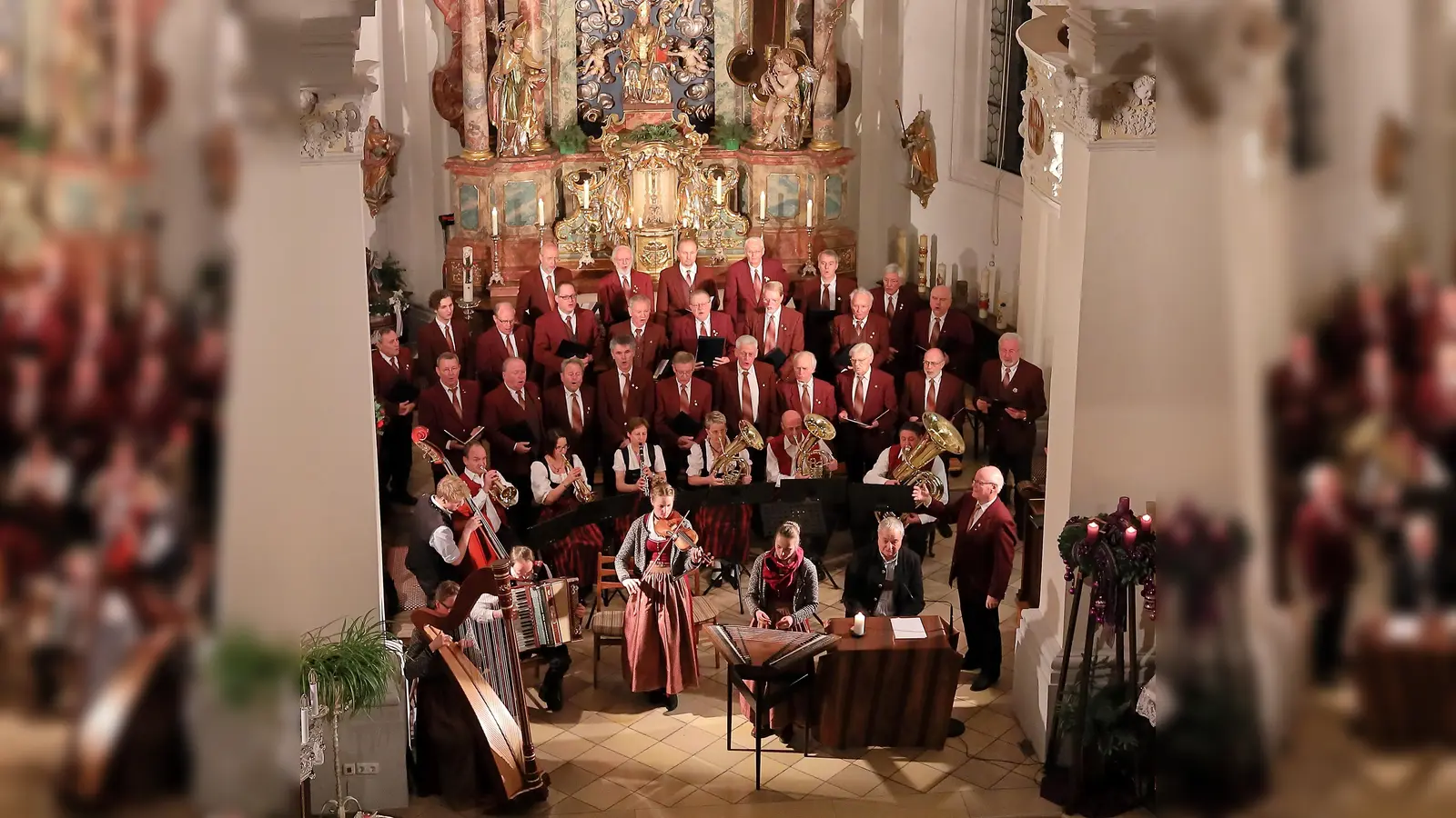 Der Männergesangverein Unterföhring möchte den Glanz und die Freude der vorweihnachtlichen Zeit in die Herzen der Besucher tragen. (Foto: VA/Franz Solfrank)