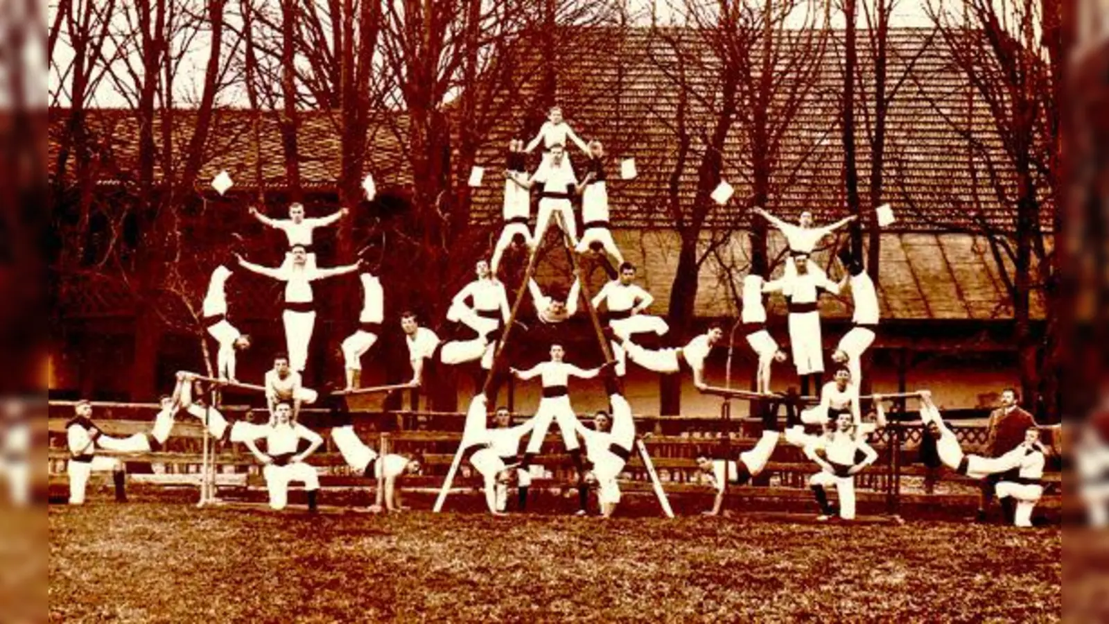 Anlässlich der Fahnenweihe im Jahr 1913 wurde diese Foto der stolzen Turner des TuS Holzkirchen aufgenommen. 	 (Foto: TuS)
