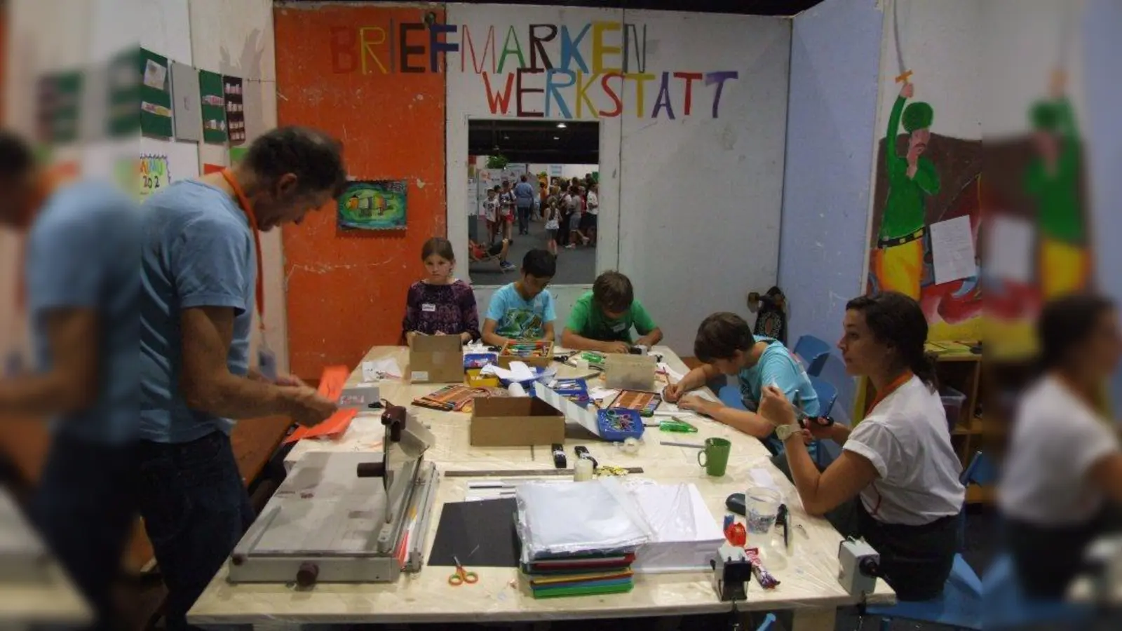 Die Briefmarkenwerkstatt ist einer der Mini-Betriebe in der Spielstadt. (Foto: pi)