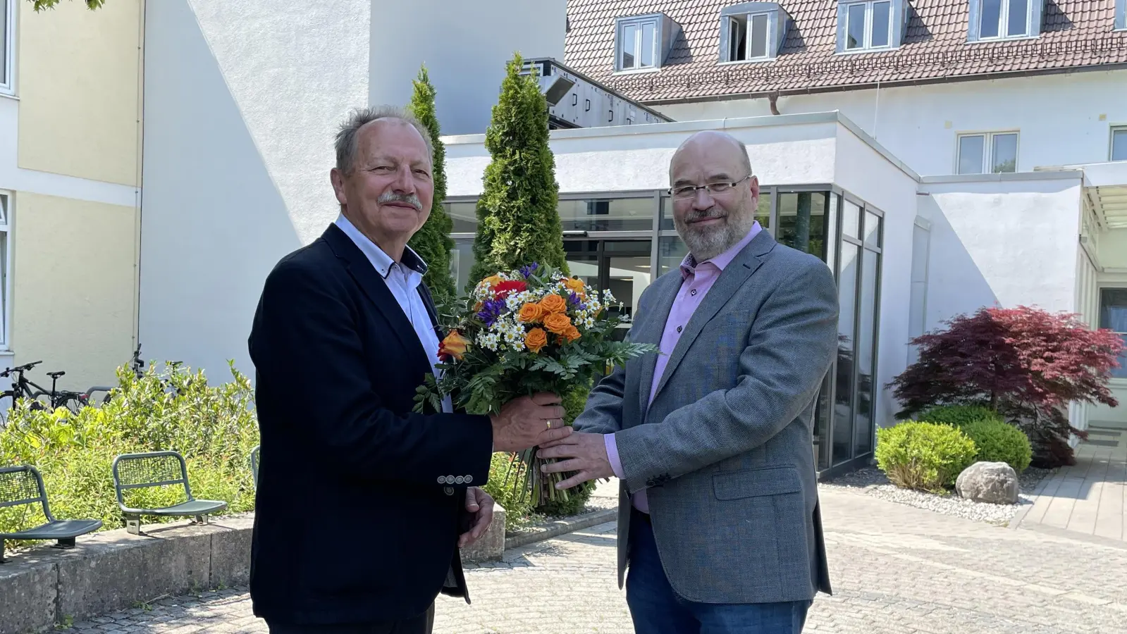 Blumen zum Abschied gab es für Dr. Rudolf Frank (l.) vom Geschäftsführer des Klinikverbunds Dr. Thomas Weiler.  (Foto: pst)