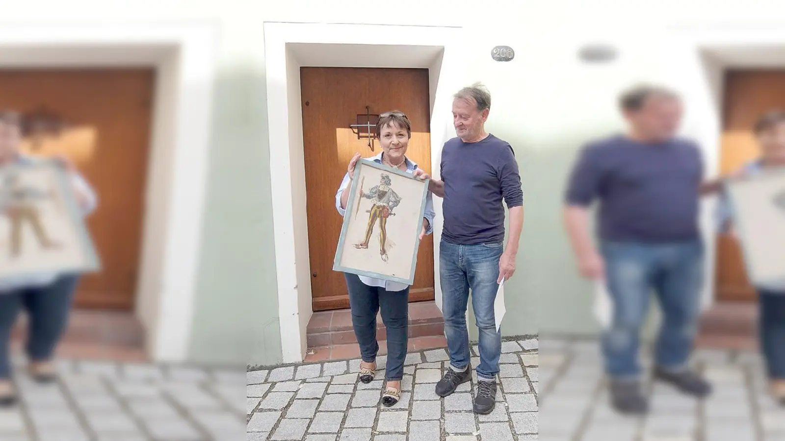 Museumsleiterin Heike Kronseder übergibt eins der sechs Kunstwerke Stahls als Leihgabe an den Ausstellungsorganisator Helmut Stix.		 (Foto: VA)