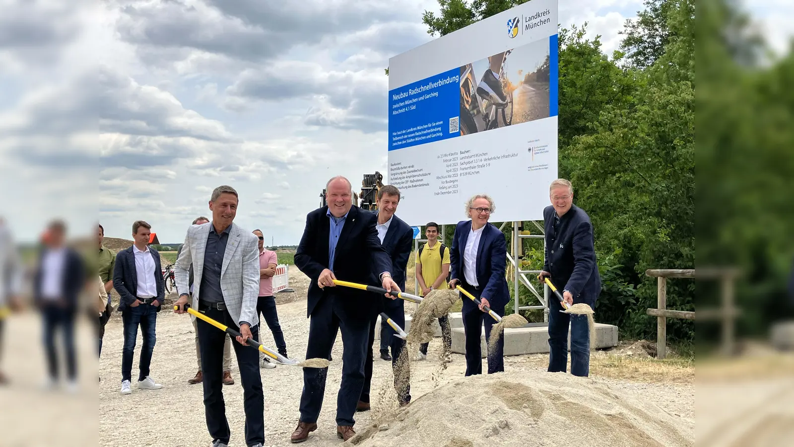 Den offiziellen Spatenstich setzten (v. l.) Unterschleißheims Bürgermeister C. Böck, Landrat C. Göbel, Baudirektor C. Mattmann (Staatl. Bauamt Freising), Dr. J. Rott, Abteilungsleiter Vernetzte Mobilität u. ÖPNV im Bay. Staatsministerium f. Wohnen, Bau u. Verkehr, und Dr. D. Gruchmann, Bürgermeister von Garching. (Foto: F. Herr, Landratsamt München)