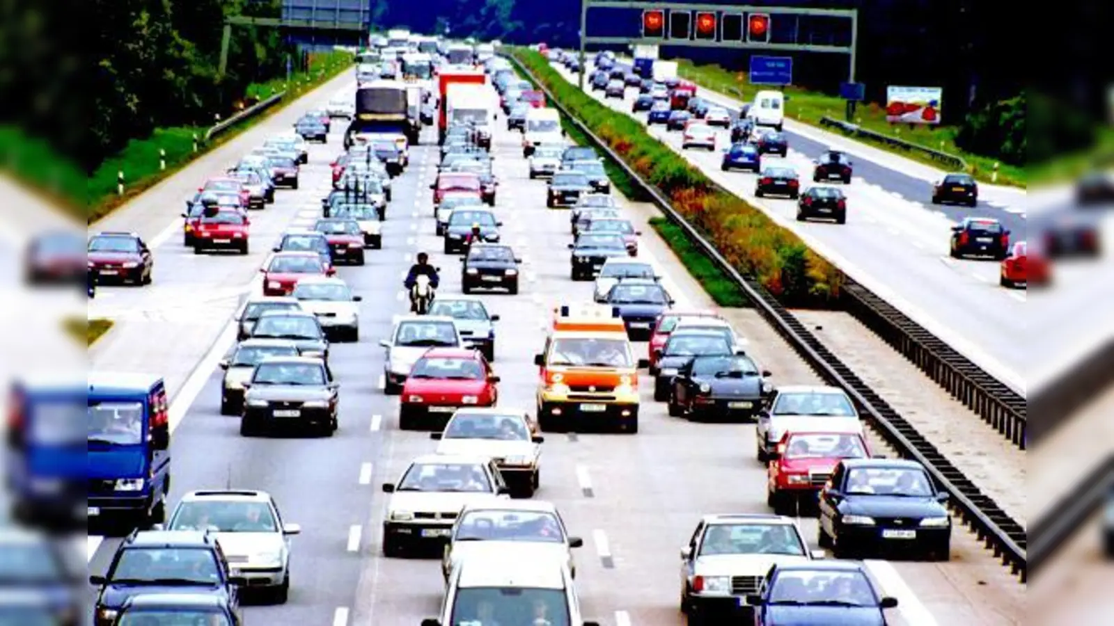 Wichtig: Bereits bei stockendem Verkehr an die Rettungsgasse denken!	 (Foto: ADAC)