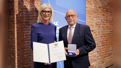 Sozialministerin Ulrike Scharf ehrte Günter Pelkowski mit der Staatsmedaille für Soziale Verdienste. (Foto: StMAS / Nötel / Schäffler)