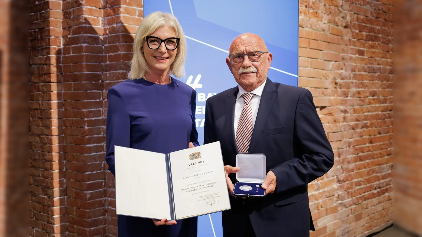 Sozialministerin Ulrike Scharf ehrte Günter Pelkowski mit der Staatsmedaille für Soziale Verdienste. (Foto: StMAS / Nötel / Schäffler)