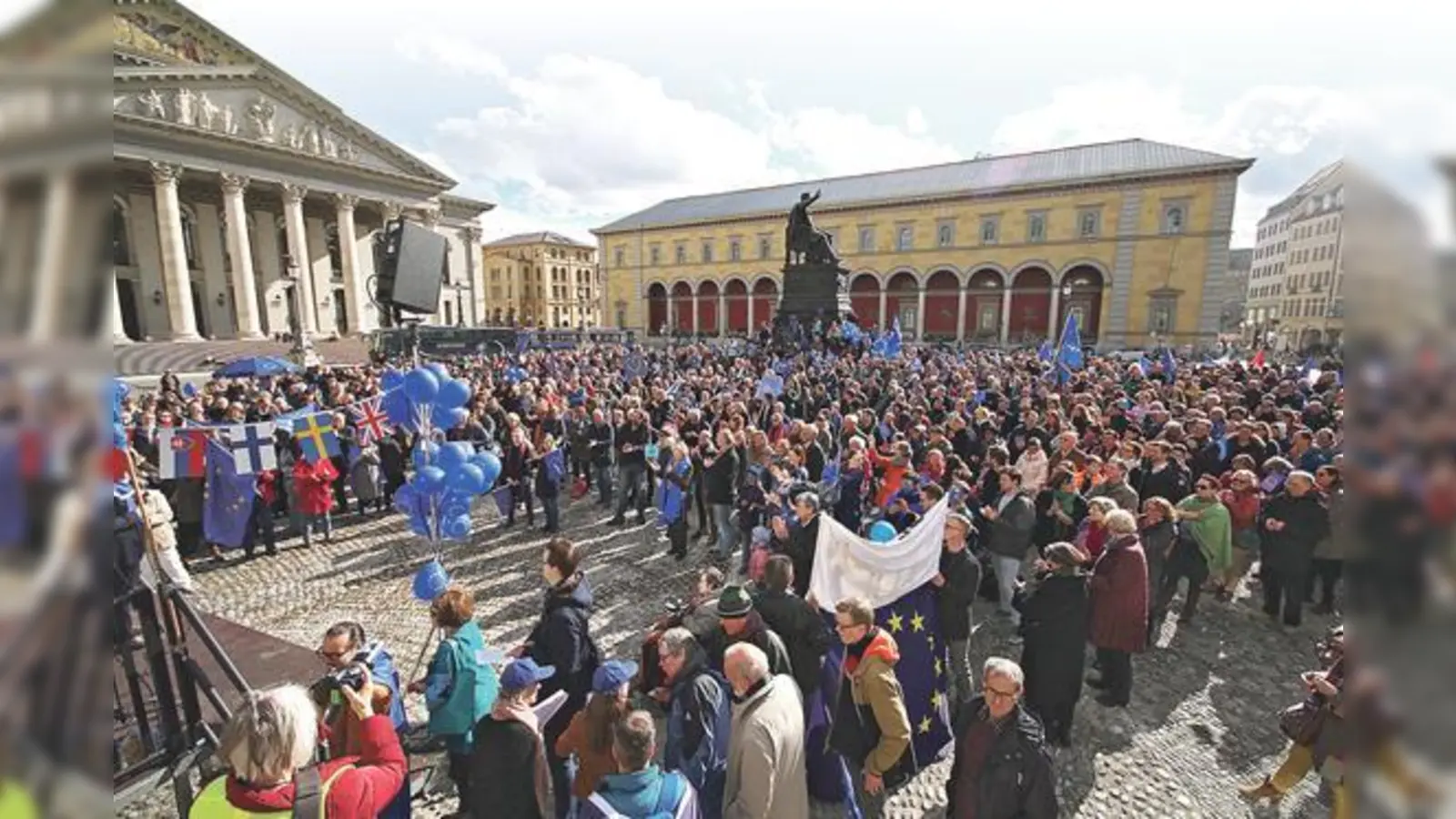 Vor vier Wochen waren es rund 400 Teilnehmer. Inzwischen mobilisiert »Pulse of Europe« jeden Sonntag rund 2.500 Menschen allein in München.	 (Foto: Benjamin Fannrich)
