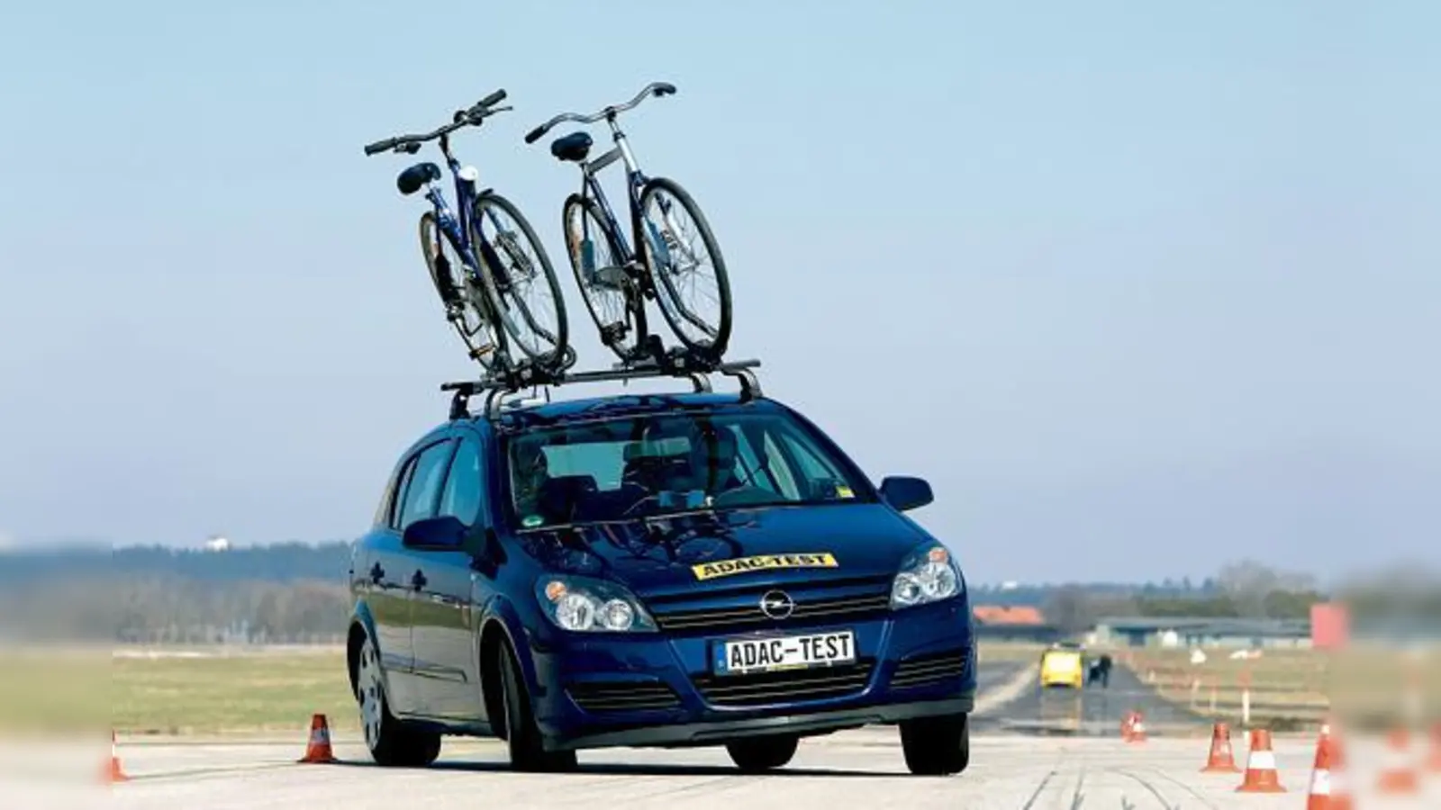 Fahrräder sollten besser hinten als oben montiert werden: Das ist das Ergebnis des aktuellen Trägersystemtests von ADAC und Stiftung Warentest.  (Foto: ADAC)