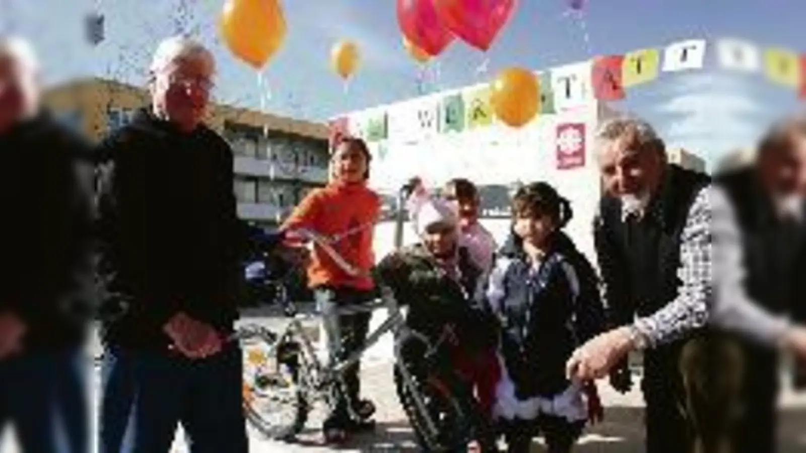 Generationendialog mit  (Foto: Die ehrenamtlichen Radlschrauber Jürgen (li.) und Josef reparieren die Fahrräder gemeinsam mit den Kindern. gf)
