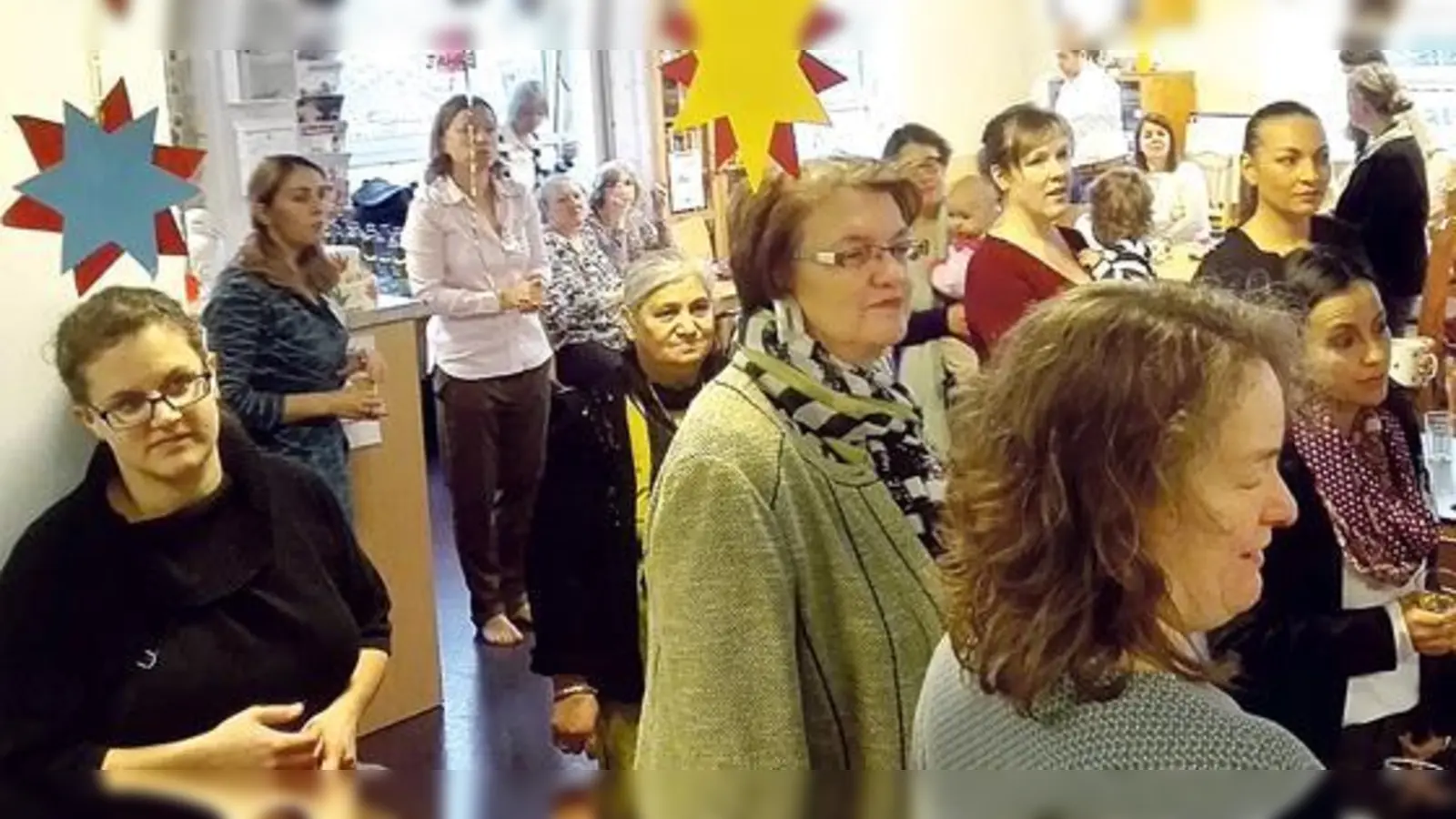 Die Münchner Bürgermeisterin Christine Strobl (Mitte) kam, um mit dem Müttertreff Moosach zu feiern.	  (Foto: VA)